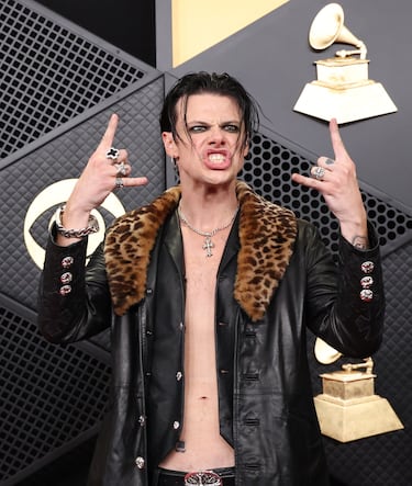 Yungblud posa en la alfombra roja. 