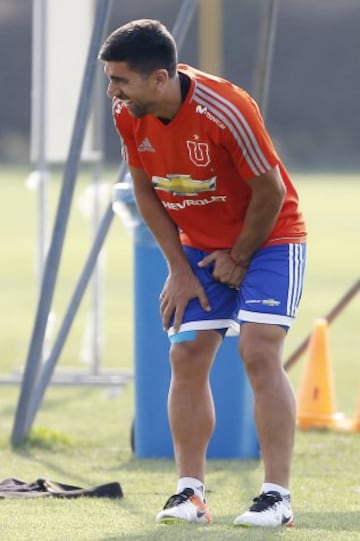 El jugador de Universidad de Chile David Pizarro controla el balon durante la practica matutina en el CDA de Santiago, Chile.