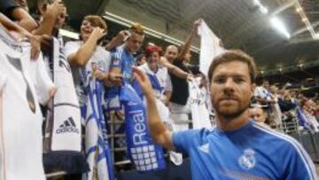 Xabi Alonso, con aficionados blancos.