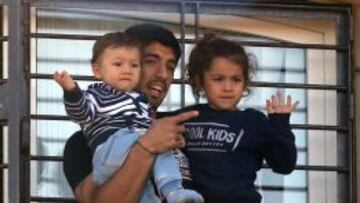 Luis Suárez, con sus hijos.