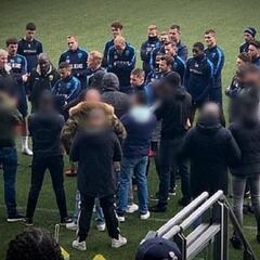 Ultras del Den Haag se cuelan en el entrenamiento con una pizarra