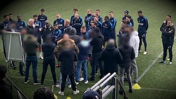Ultras del Den Haag se cuelan en el entrenamiento con una pizarra