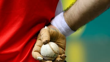 GRAFCAV5292. PAMPLONA, 26/03/2025.- Detalle del material elegido por los pelotaris Ezkurdia-Rezusta y Artola-Mariezcurrena en el frontón del Navarra Arena para la final del Campeonato de Parejas de Pelota que disputaran el 30 de marzo.EFE/ Jesús Diges