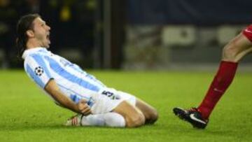 El central argentino del M&aacute;laga, Demichelis, celebra un gol en Dortmund.