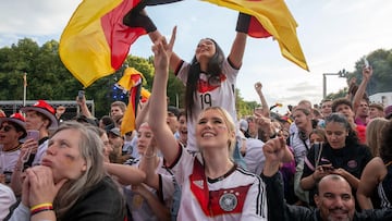Berlin (Germany), 05/07/2024.- Supporters of Germany cheer during the public screening of the UEFA EURO 2024 match Germany vs Spain in Berlin, Germany, 05 July 2024. (Alemania, España) EFE/EPA/Christian Thiel
