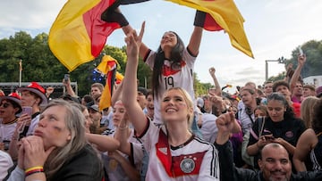 Berlin (Germany), 05/07/2024.- Supporters of Germany cheer during the public screening of the UEFA EURO 2024 match Germany vs Spain in Berlin, Germany, 05 July 2024. (Alemania, España) EFE/EPA/Christian Thiel
