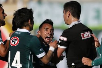 Carlos Ulloa expulsa a Jorge Luna por agredir a Paulo Díaz.