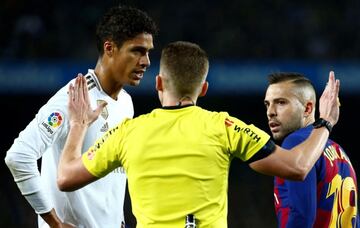 Varane junto a Jordi Alba.