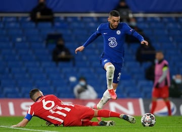 LONDON, ENGLAND - MARCH 17: Hakim Ziyech of Chelsea is challenged by Koke of Atletico Madrid during the UEFA Champions League Round of 16 match between Chelsea FC and Atletico Madrid