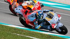 Álex Márquez rodando por delante de su hermano Marc en Sepang.