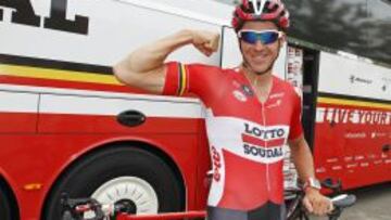 Adam Hansen posa frente al bus de su equipo, el Lotto-Soudal. 