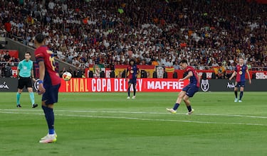1-0. Pase atrás de Lamine Yamal dentro del área del Real Madrid para Pedri, que llega a la frontal del área y saca un disparo con rosca a la escuadra. imparable para Thibaut Courtois.