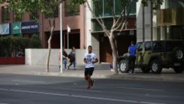 Gonzalo Espinoza es captado mientras atraviesa desde el Hotel Intercontinental a las oficinas de Bethia en la Torre Titanium. Atrás de él se ve a Osvaldo González descendiendo de su jeep a la espera de su turno.