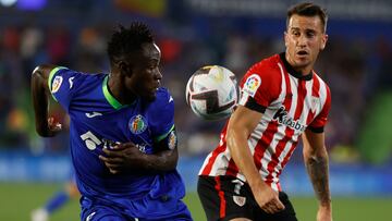 GETAFE, 18/10/2022.- El defensa togolés del Getafe, Djene Dakoman (i), disputa el balón ante el delantero del Athletic Club, Álex Belenguer, durante el partido de Liga en Primera División disputado hoy martes en el Coliseum Alfonso Pérez, en la localidad madrileña. EFE/Juan Carlos Hidalgo
