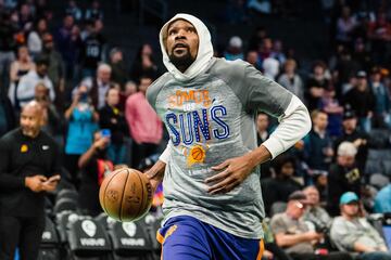 Kevin Durant durante el calentamiento antes del encuentro entre los Phoenix Suns y los Charlotte Hornets. 
