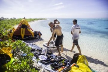 La embarcación que participa en la Volvo Ocean Race encalló en un arrecife en las Islas Mauricio.