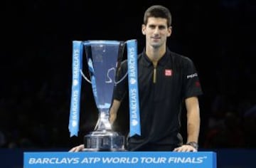 Novak Djokovic levantó su tercer trofeo consecutivo, tras la renuncia de Federer, y seguirá como el mejor del mundo.