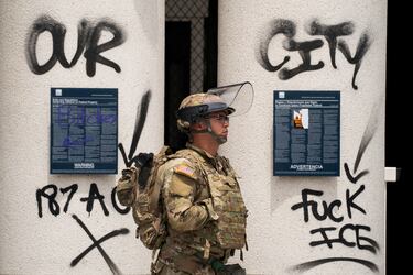 Un miembro de la Guardia Nacional de California se encuentra fuera del edificio federal Edward R. Roybal después de su despliegue por el presidente de los Estados Unidos, Donald Trump, en respuesta a las protestas contra las redadas de inmigración, en Los Ángeles.