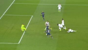 Francia arde con este gol en claro fuera de juego de Moura