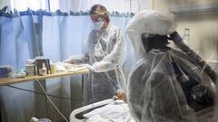 Coronado (United States), 20/01/2021.- Respiratory Therapist Ambrosia Martinez (L) and nurse Ann Lawani (R) take care of a COVID-19 patient in the ICU (Intensive Care Unit) of the Sharp Coronado Hospital, amid coronavirus pandemic in Coronado, west of San