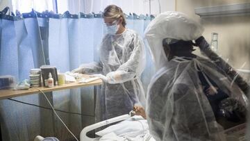 Coronado (United States), 20/01/2021.- Respiratory Therapist Ambrosia Martinez (L) and nurse Ann Lawani (R) take care of a COVID-19 patient in the ICU (Intensive Care Unit) of the Sharp Coronado Hospital, amid coronavirus pandemic in Coronado, west of San Diego, California, USA, 20 January 2021 (issued 22 January 2021). (Estados Unidos) EFE/EPA/ETIENNE LAURENT