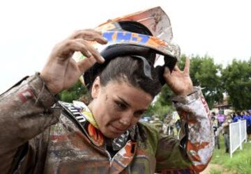 La piloto española Laia Sanz tras cruzar la línea de meta y acabar el Dakar 2015 en noveno puesto, el  sábado 17 de enero de 2015, entre las localidades de Rosario y Buenos Aires, Argentina. El Dakar 2015 finalizó hoy tras disputarse desde el 3 y el 17 de enero entre 