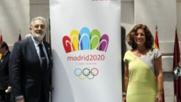 Pl&aacute;cido Domingo posa con la alcaldesa de Madrid, Ana Botella, en el Ayuntamiento de Madrid.