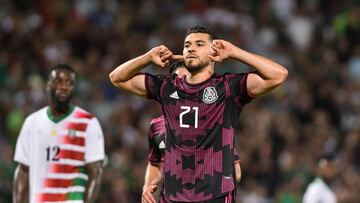 Henry Martín festeja su gol en contra de Surinam por la vía del penalti,