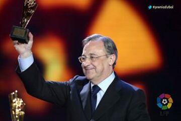 Florentino Pérez recoge el premio de juego limpio a Iker Casillas.
