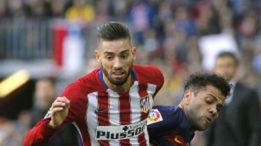 Ferreira Carrasco intenta zafarse de Dani Alves.