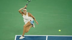 La tenista bielorrusa Aryna Sabalenka sirve la bola ante la australiana Ashleigh Barty durante su partido de semifinales del torneo WTA de Wuhan (China).