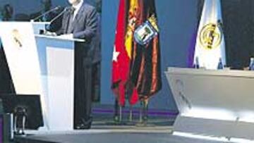 <b>EN VALDEBEBAS. </b>Florentino recibió el apoyo de todos los socios.