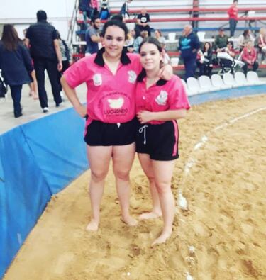 Daniela Batista Padrón (2004) asoma (a la izquierda), aún sin cumplir la mayoría de edad, como la luchadora con mayor proyección de la isla. Batista, de gran envergadura, destaca por su toque para atrás y cogida de muslo. Se inició en el Candelaria hasta infantiles y desde entonces su club es el Tenercina. La preparación metódica y el trabajo mental determinarán en los próximos años hasta dónde puede llegar.