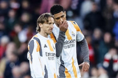 Modric aprieta a Xabi Alonso