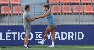 El delantero portugu¨¦s, Jo?o F¨¦lix, entrenando en las instalaciones deportivas del Cerro del Espino.