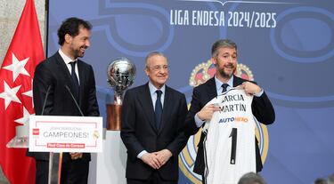 El Consejero de Presidencia, Miguel Ángel García Martín, recibe de Sergio Llull y Florentino Pérez una camiseta con su nombre. 

 