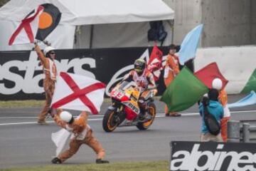 Márquez ganó su segundo mundial en MotoGP (cuarto mundial en total) en el Gran Premio de Japón. En la imagen, Marc Márquez celebra la victoria en Motegi. 
