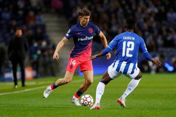 Marcos Llorente y Zaidu Sanusi.