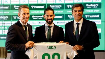 Isco posa con la camiseta junto al presidente Ángel Haro y al director deportivo Ramón Planes.  

 
 