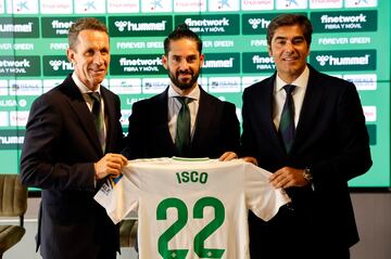 Isco posa con la camiseta junto al presidente Ángel Haro y al director deportivo Ramón Planes.  

 
 