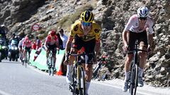 El ciclista esloveno Primoz Roglic ataca ante Remco Evenepoel en la pasada edición de la Vuelta a España.