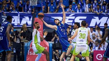 Marc García trata de mantener el balón ante Anderson durante el Hereda San Pablo Burgos-Urbas Fuenlabrada.