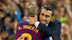 Valverde abraza a Iniesta.