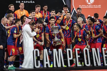Los jugadores del Barcelona levantan el trofeo mientras celebran la victoria en la final de la Supercopa de España.