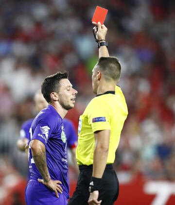 Expulsi¨®n de Pauljevic tras hacerle un penalti a Sarabia.