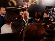 El presidente de la Federación Española de Fútbol, Rafael Louzan, atiende a los medios de comunicación a su llegada este lunes a la décima Gala Anual de la Asociación de la Prensa Deportiva de Madrid (APDM).