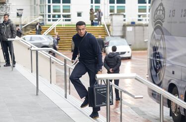 Mbappé llegando al hotel en Manchester. 
