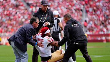 SANTA CLARA, CALIFORNIA - SEPTEMBER 28: Jauan Jennings #15 of the San Francisco 49ers is helped off the field after catching a two-point conversion during the third quarter against the Jacksonville Jaguars at Levi's Stadium on September 28, 2025 in Santa Clara, California. Thearon W. Henderson/Getty Images/AFP (Photo by Thearon W. Henderson / GETTY IMAGES NORTH AMERICA / Getty Images via AFP)