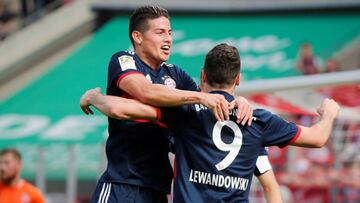 James y Lewandowski celebran un gol.