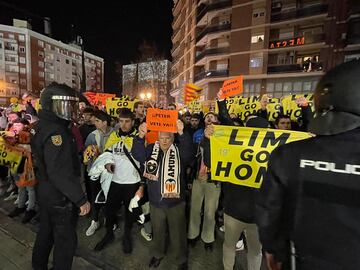 Aficionados del Valencia, de todas las edades, protestan en la Avenida de Suecia.